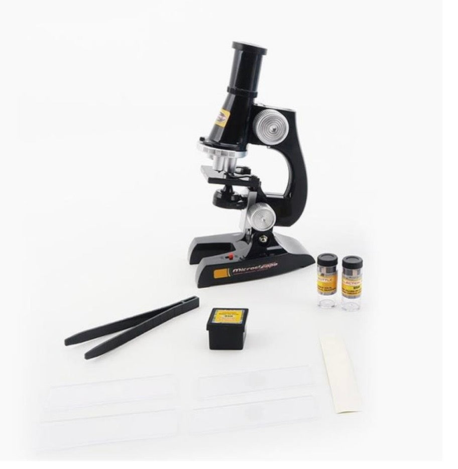 Scientist- Microscopio con luce